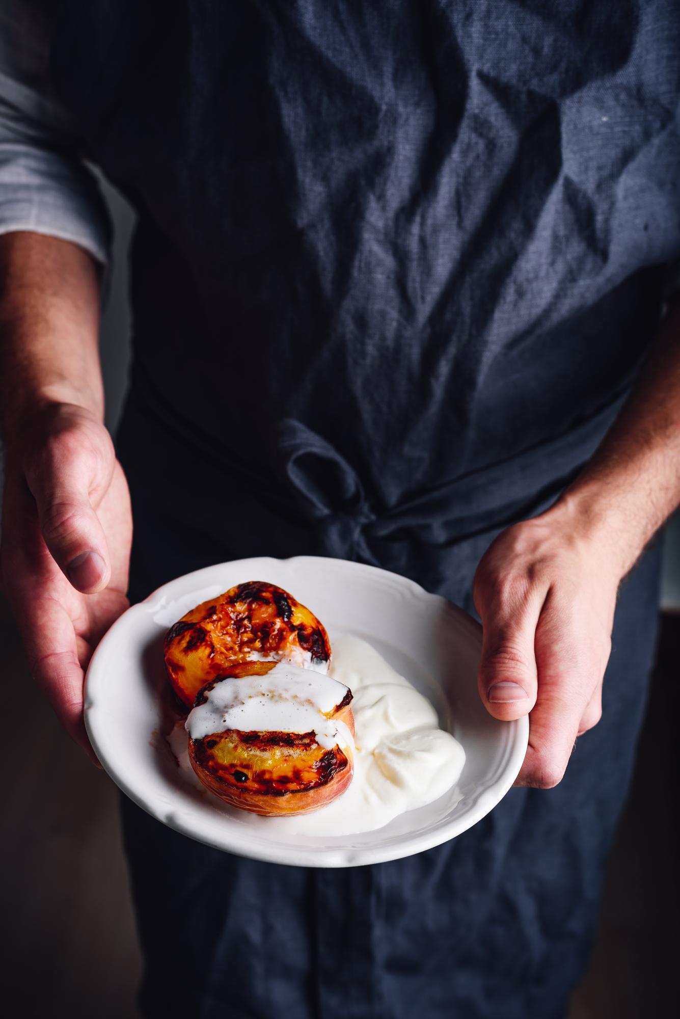 Chef che impiatta un piatto artigianale